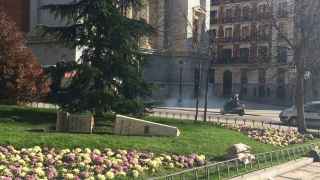 Monolito al alférez caído en La Plaza de Felipe IV Twitter de la fundación Francisco Franco