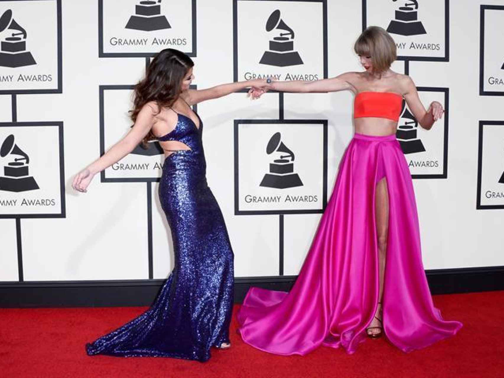 Taylor Swift bromea con Selena Gómez a la entrada de la gala de los Grammy.