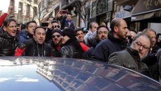 POLICÍAS DE MADRID INSULTAN AL CONCEJAL Y GOLPEAN SU COCHE TRAS UNA PROTESTA