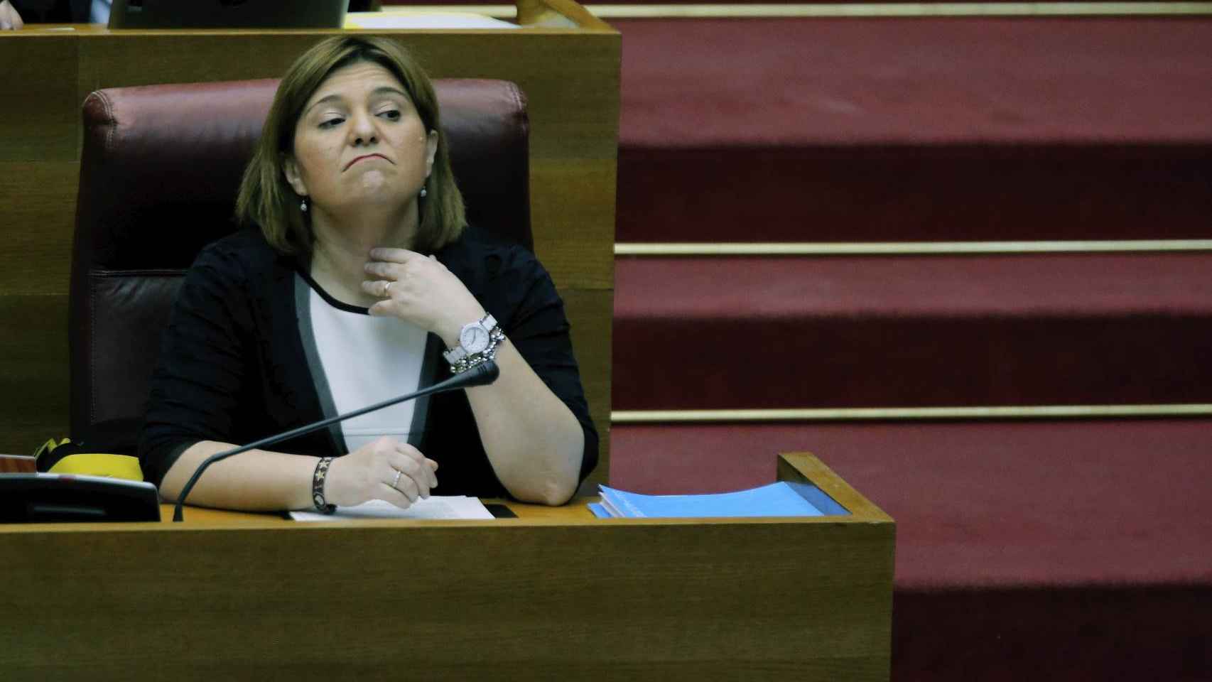 Isabel Bonig, presidenta del PP valenciano, en un pleno de las Cortes autonómicas.