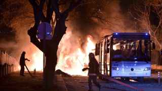 Los bomberos tratan de extinguir el fuego tras la explosión en Ankara.