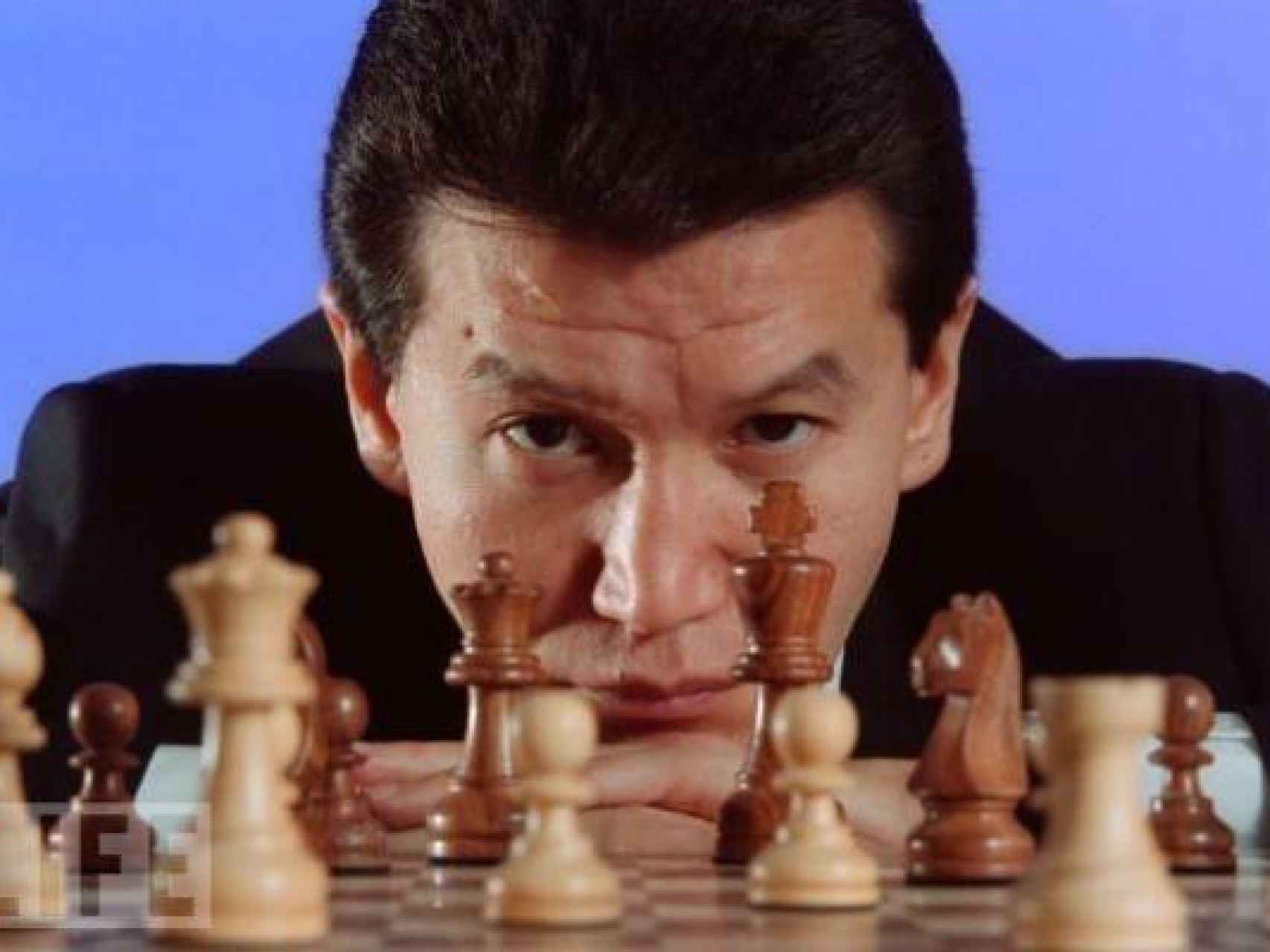 Kirsan Iliumzhínov, tras una mesa de ajedrez.