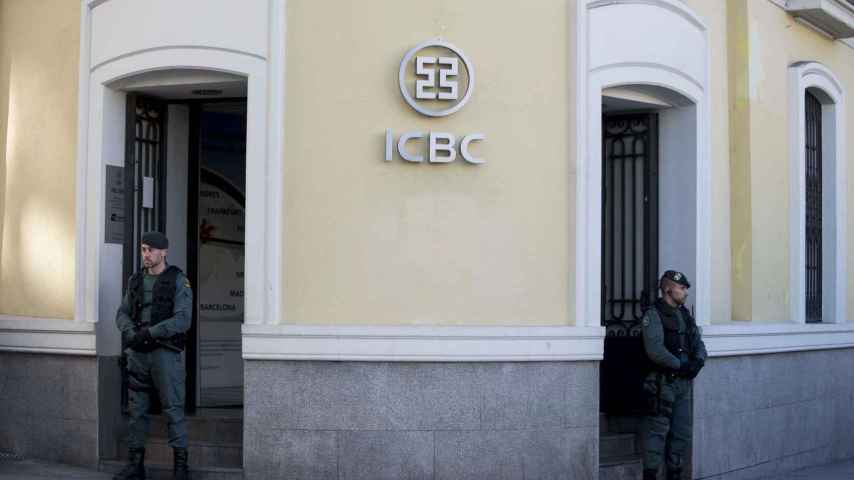Agentes de la Guardia Civil custodian la entrada de la sede del ICBC en Madrid