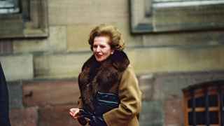 Margaret Thatcher llega a una cumbre europea en 1989