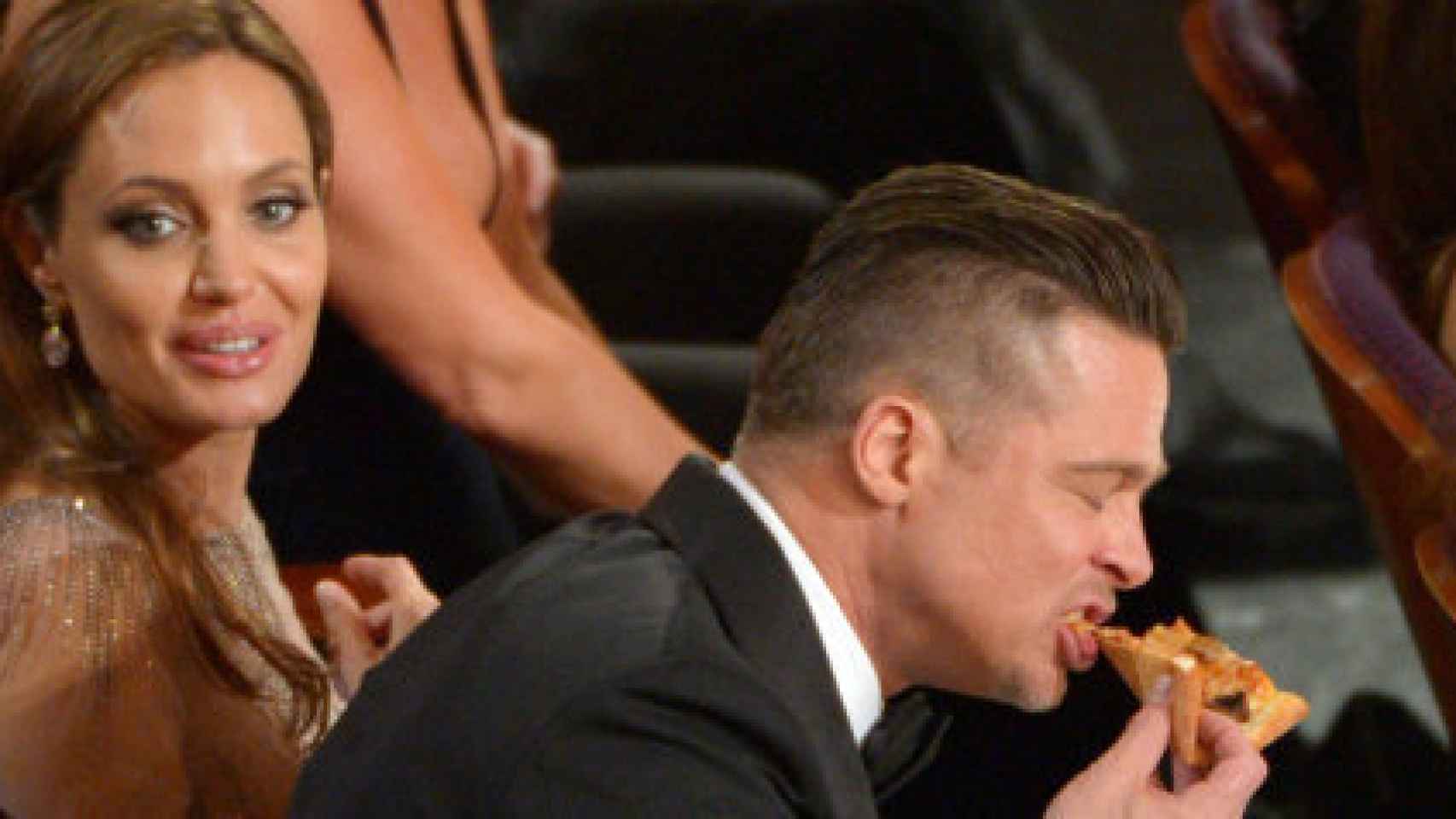 Brad Pitt junto a Angelina comiendo la pizza que compró Ellen DeGeneres