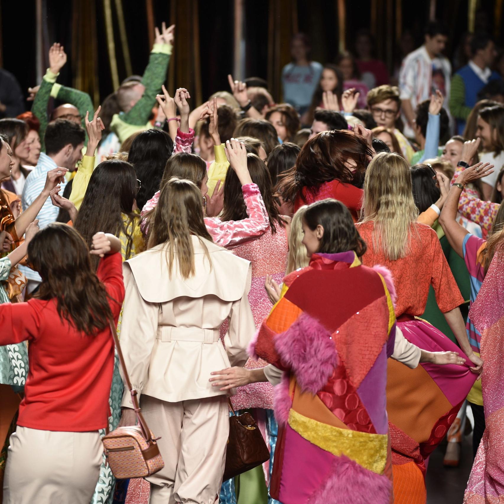 El público en pie bailando ha puesto el broche final a un desfile lleno de creatividad