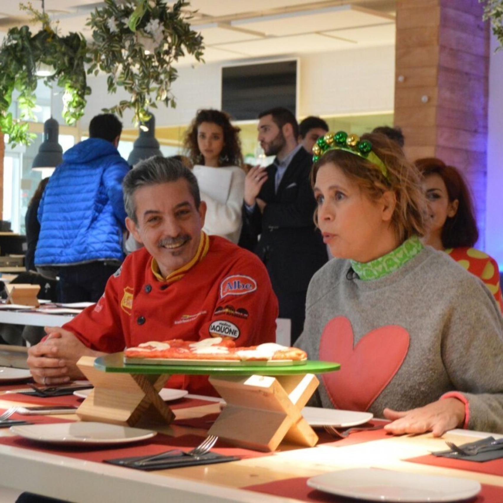 Agatha junto al chef Jesús Marquina en la presentación de la pizza inspirada en la diseñadora