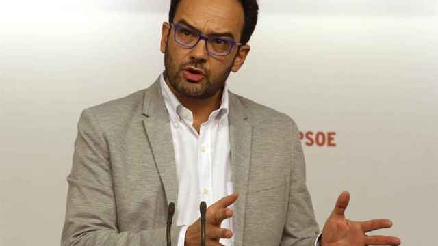 El portavoz del PSOE en el Congreso, Antonio Hernando, durante la rueda de prensa.