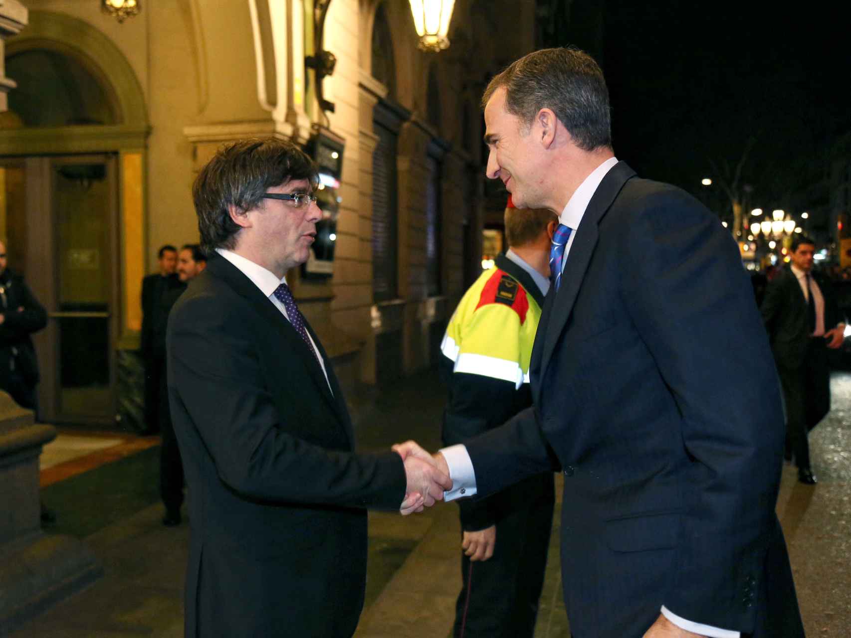 Felipe VI y Puigdemont se saludan en el congreso de móviles el año pasado.