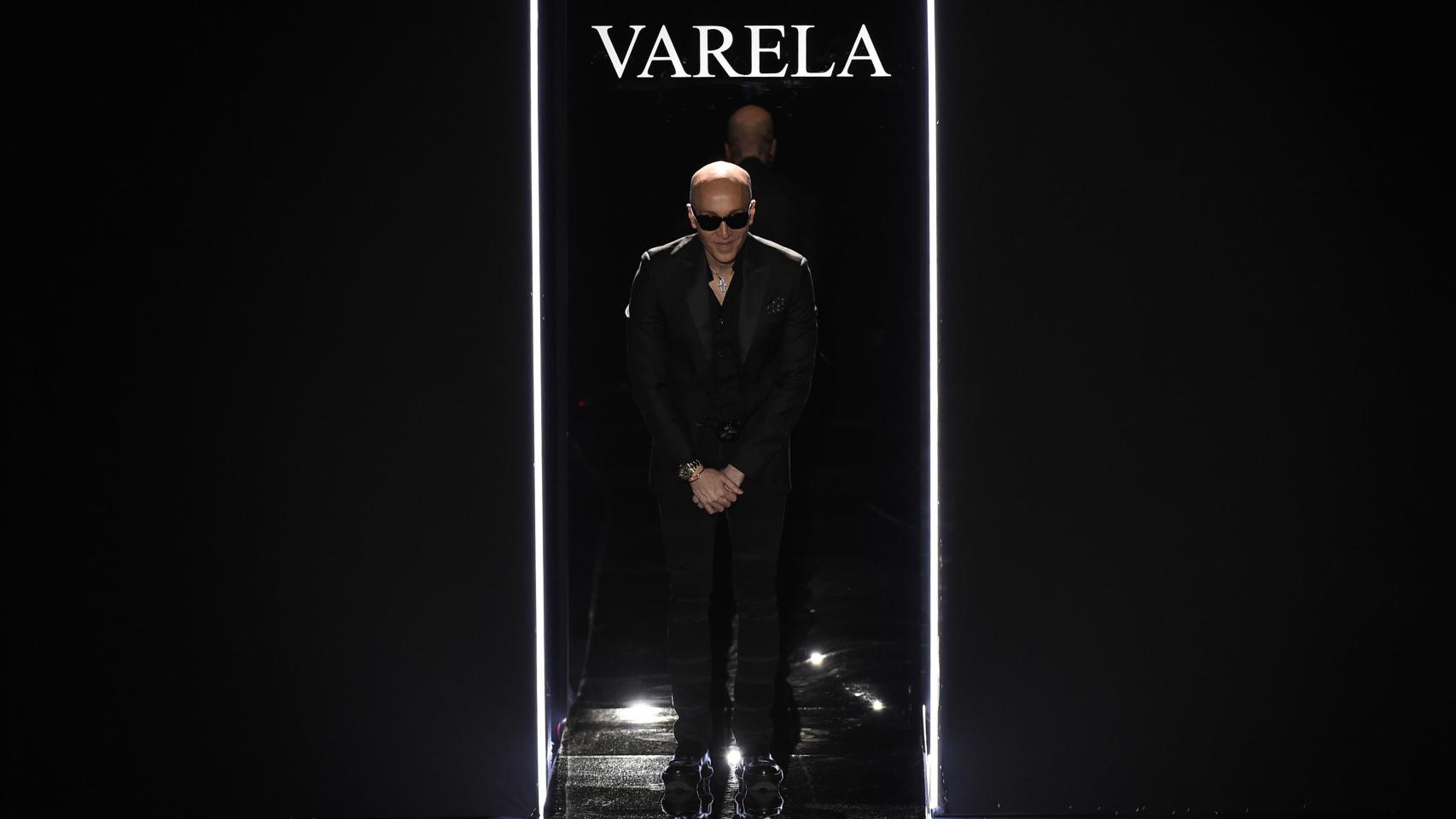 Felipe Varela saluda al final del desfile