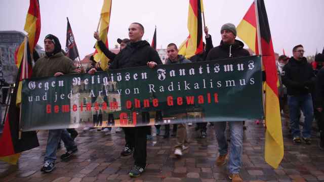 Simpatizantes del islamófobo Pegida asisten a una protesta organizada por AfD.