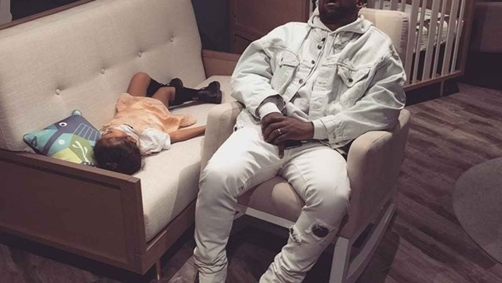 Kanye y North West dormidos en la habitación de su hijo Saint