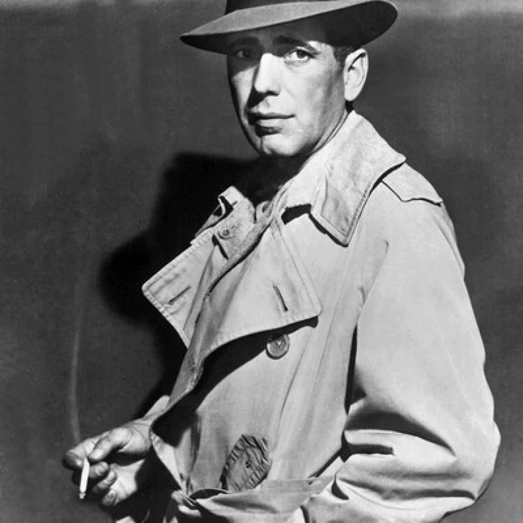 Humphrey Bogart con gabardina de Orry en el Halcón Maltés