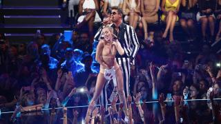 El polémico baile de Miley Cyrus con Robin Thicke en los MTV 2013