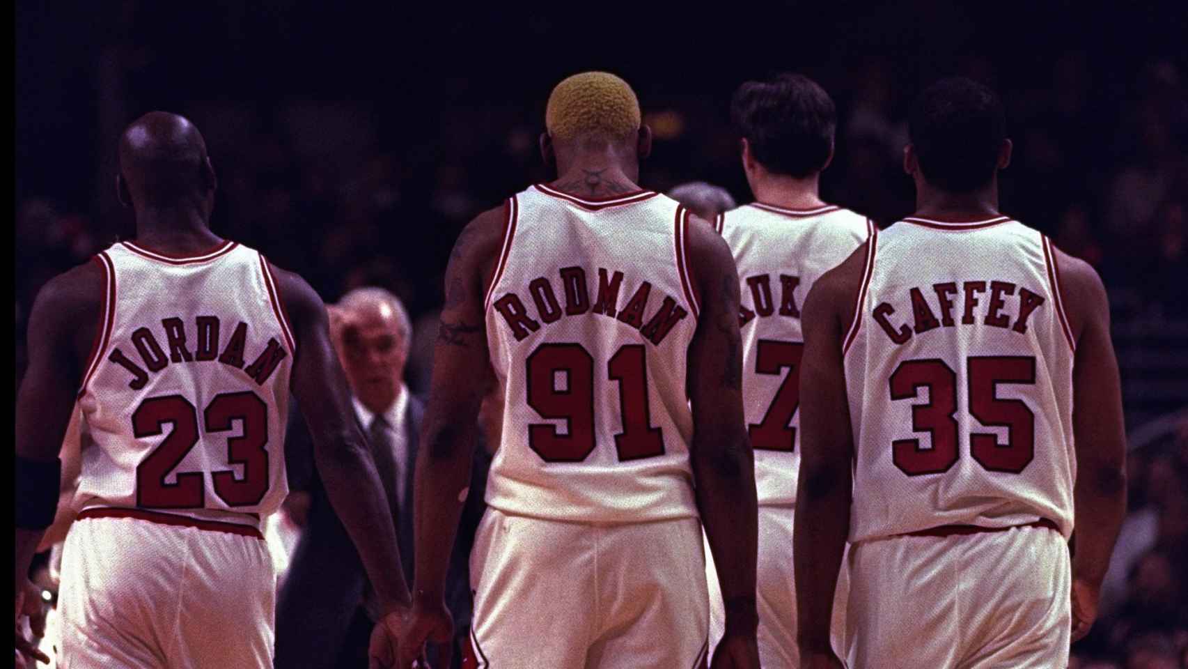 Jordan, Rodman, Kukoc y Caffey en un encuentron con Golden State en 1996.