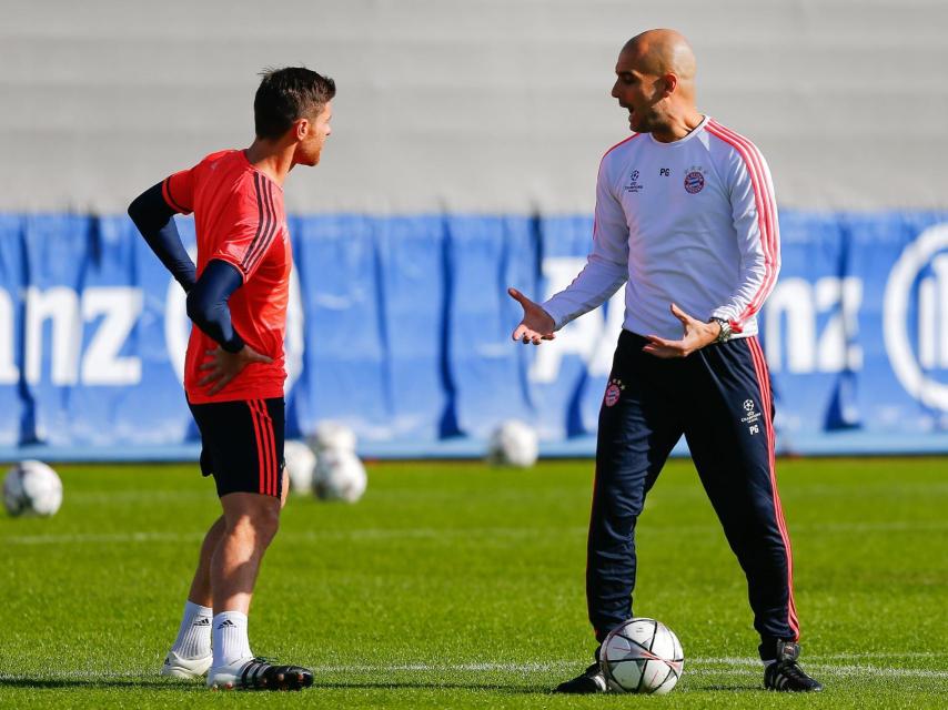 Guardiola da instrucciones a Xabi Alonso.
