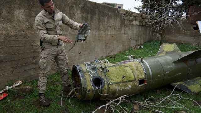 Un rebelde inspecciona un misil caído en la región de Derá.
