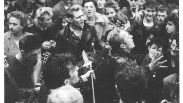 El grupo de punk Positive Force mezclándose con el público durante una actuación