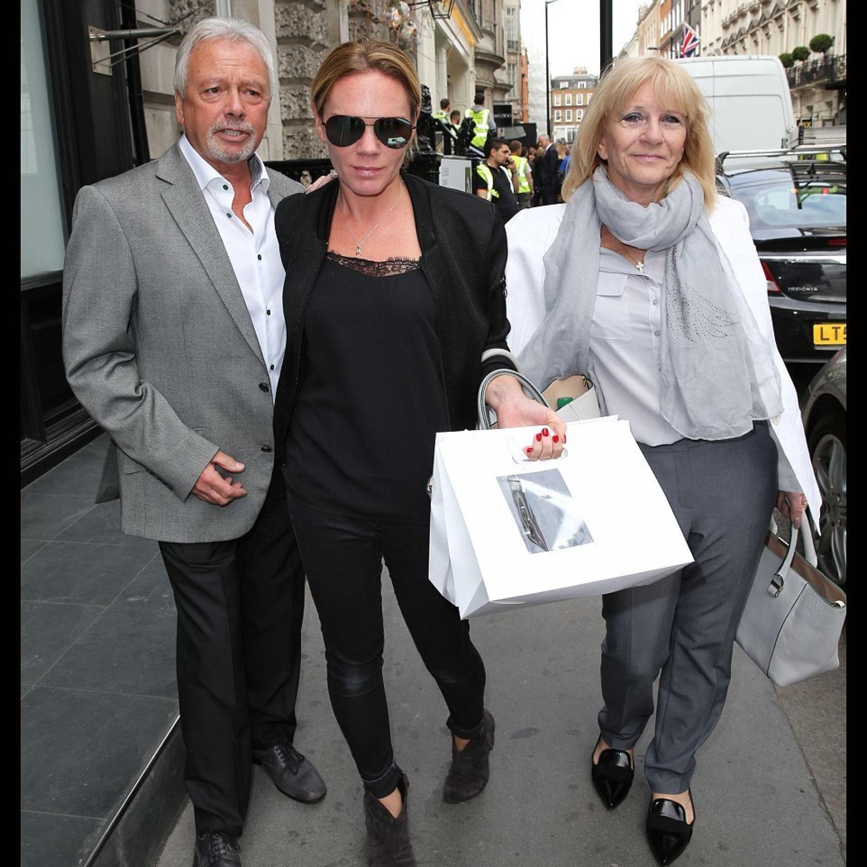 Louise Adams con sus padres