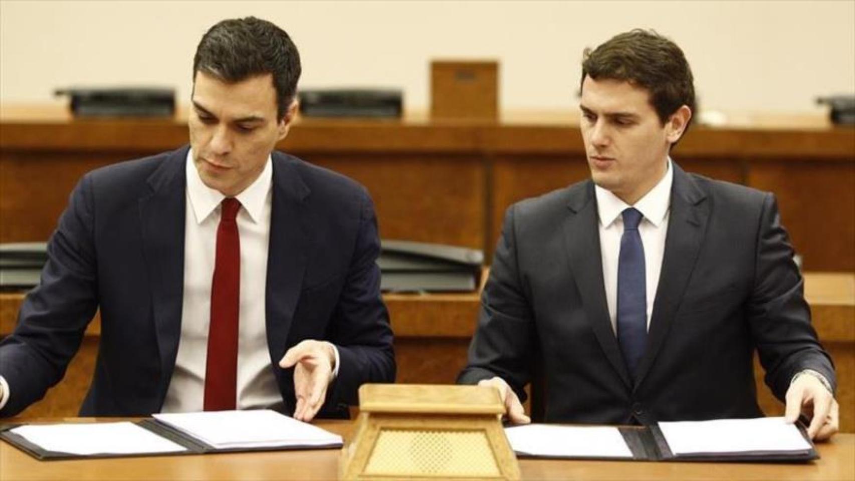 Sánchez y Rivera parecían dos gotas de aguas, excepto por el color de la corbata