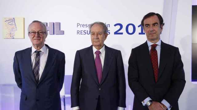El presidente de OHL, Juan Miguel Villar-Mir (c); el vicepresidente, Juan Villar-Mir de Fuentes