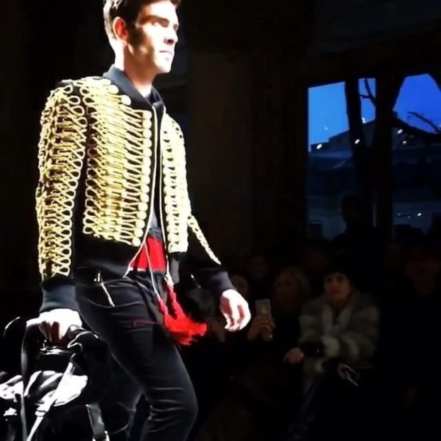 Jon Kortajarena en el desfile de Balmain con chaqueta militar disponible para niños