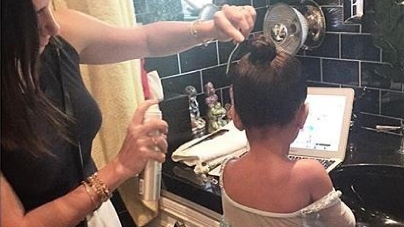 North West mientras la peluquera de Kim la peina