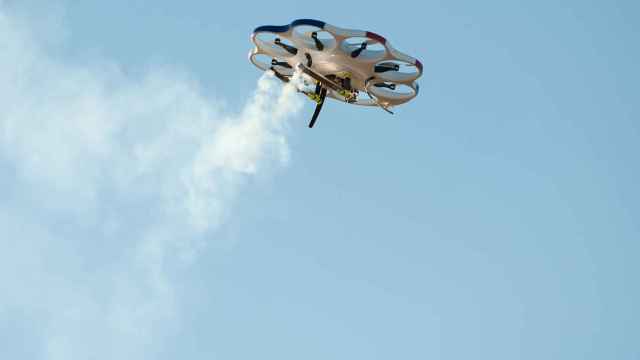 Este es el DAx8 de Drone America mientras suelta las sustancias para sembrar nubes.