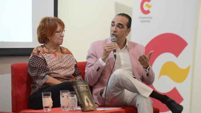 Rosa Villacastín y Manuel F. Reina presentando la novela en el  Instituto Nicaragüense de Cultura Hispánica