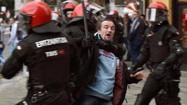 Enfrentamientos esta tarde en el centro de Bilbao entre hinchas del Olympique de Marsella y del Athletic de Bilbao.