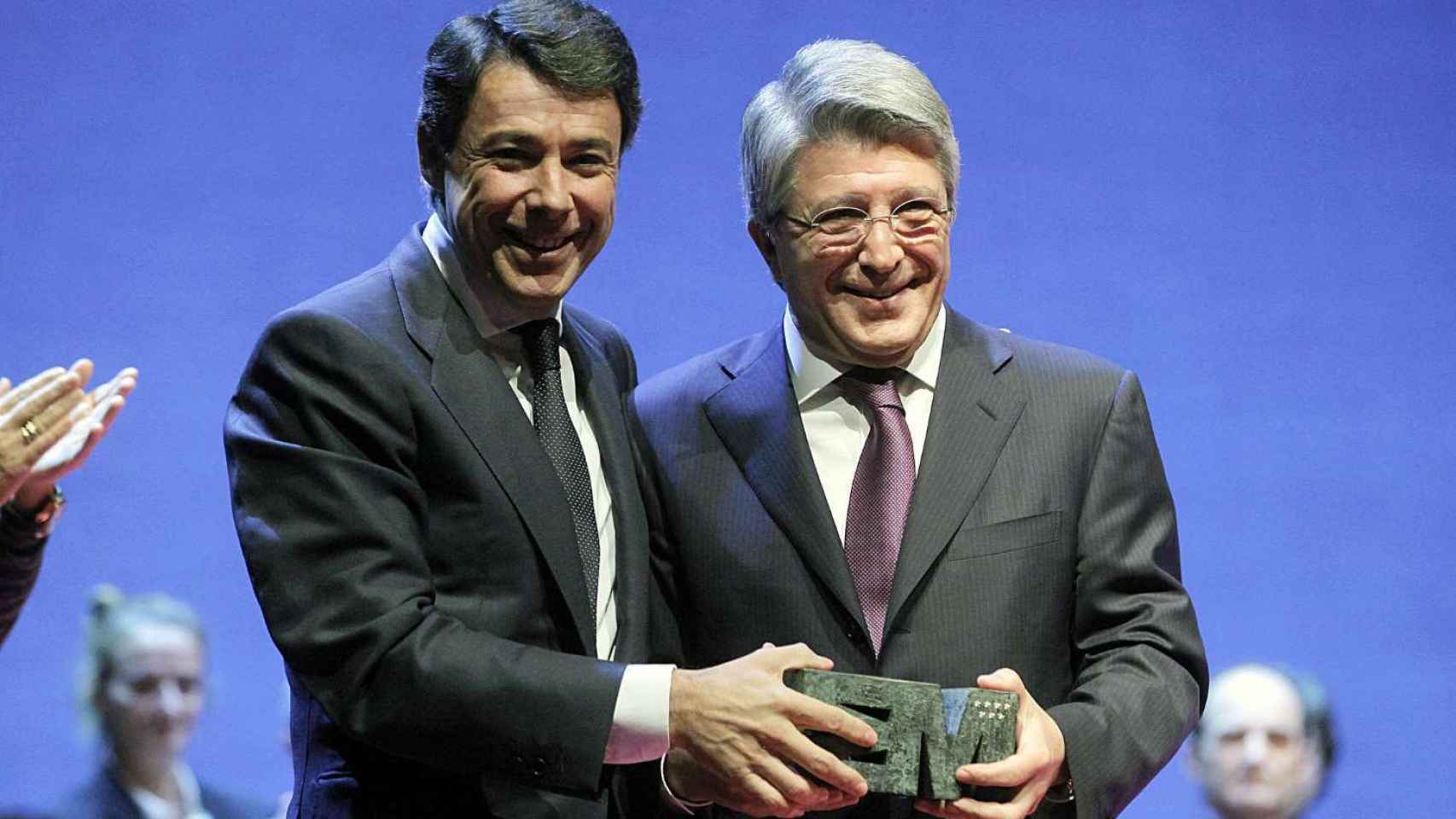 Ignacio González entrega un premio a Enrique Cerezo.