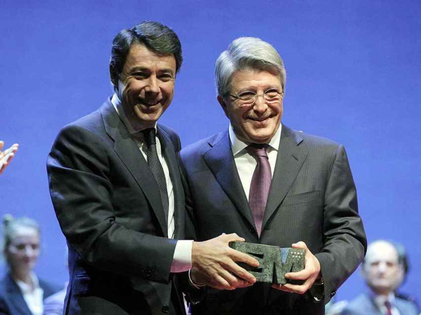 Ignacio González entrega a Enrique Cerezo uno de los premios de la Comunidad de Madrid en 2012