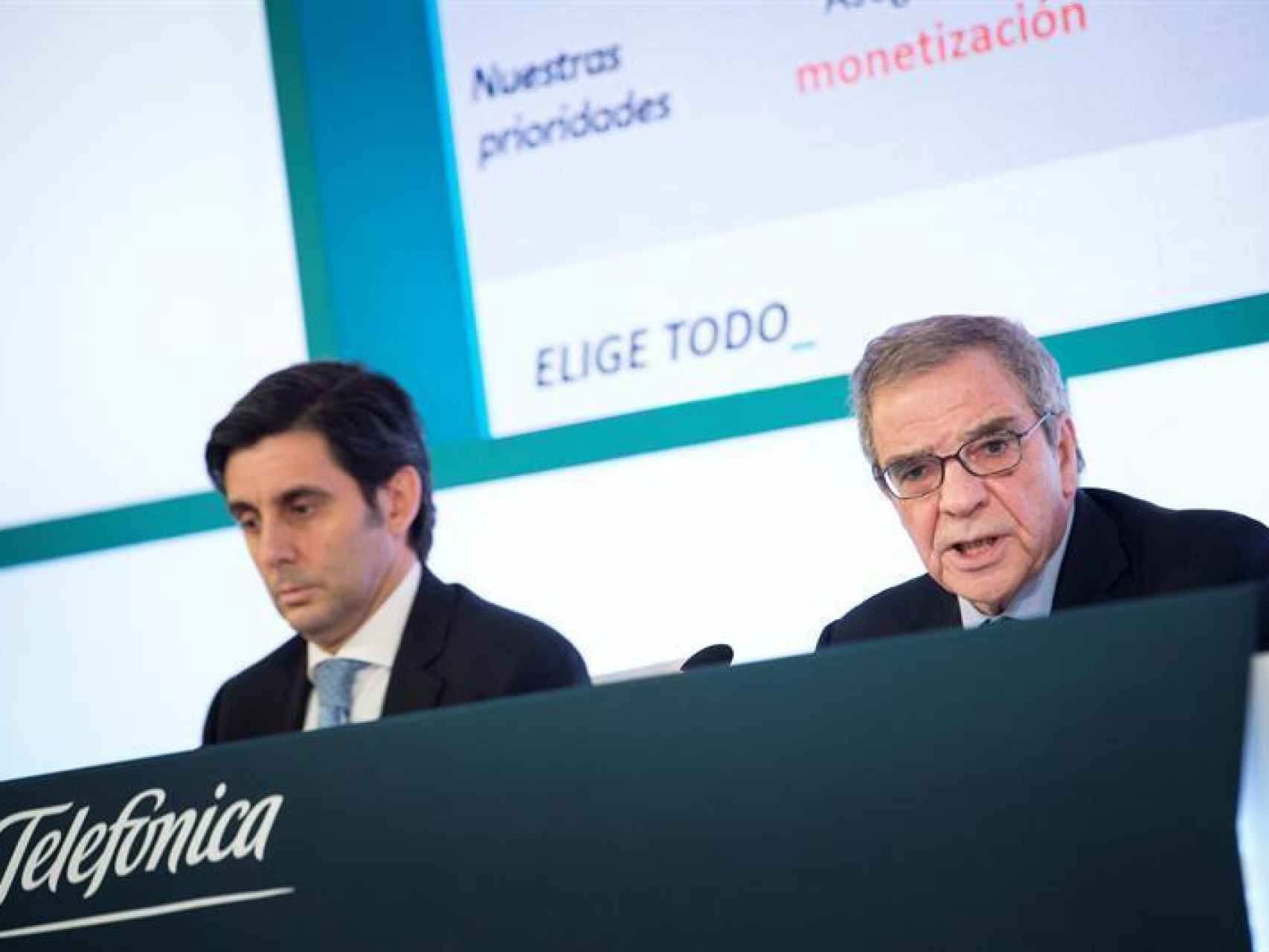 A la izquierda, el nuevo presidente de Telefónica, José María Álvarez-Pallete, junto a su antecesor César Alierta.