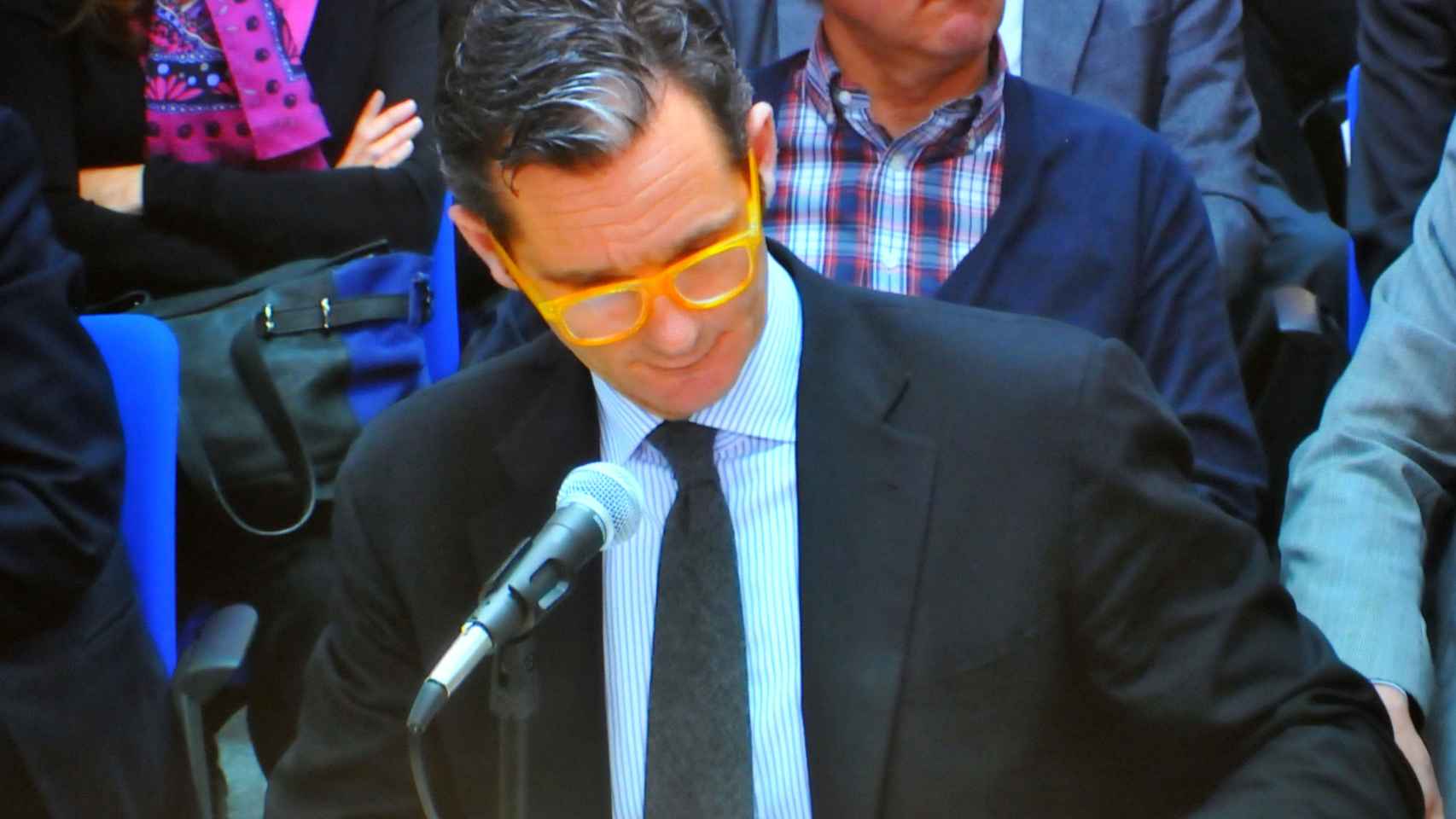 Las gafas amarillo chillón con las que ha sorprendido Urdangarín en el juicio