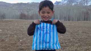 Murtaza Ahmadi con la camiseta de plástico.