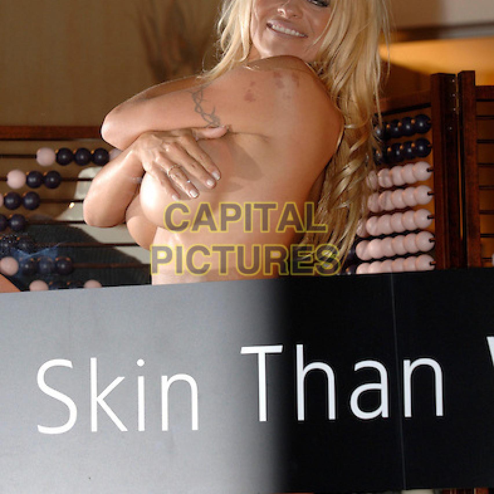 Pamela Anderson en apoyo a PETAs en la tienda de Stella McCartney en Mayfair
