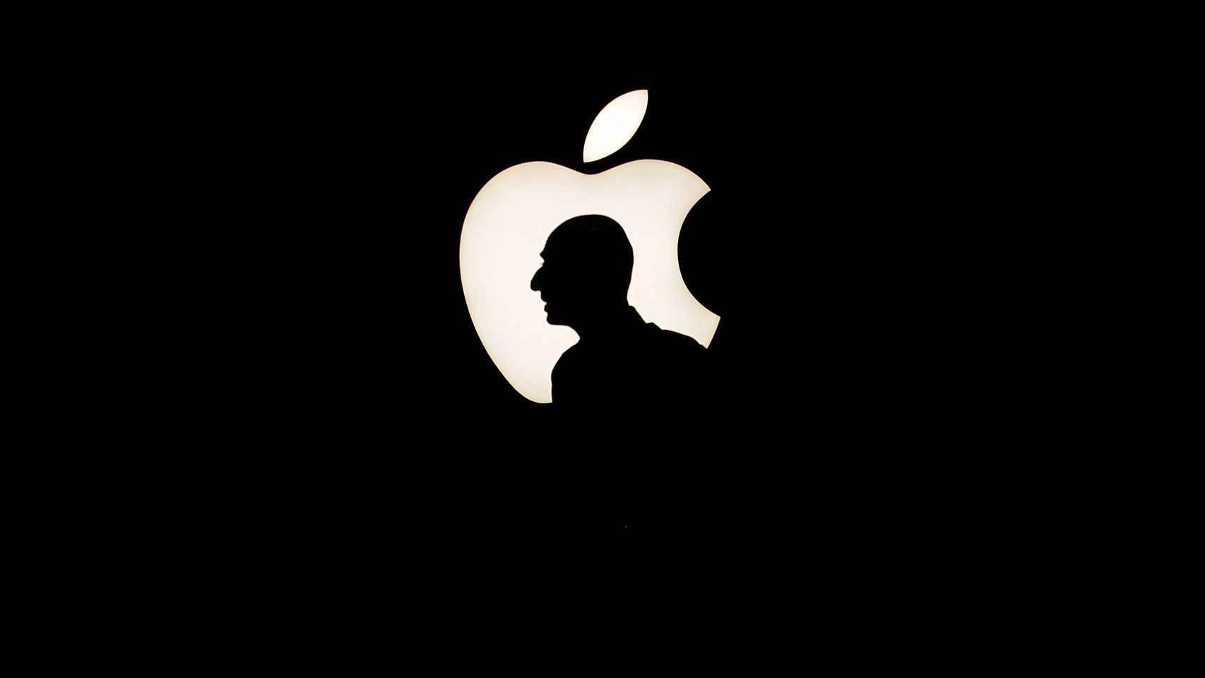 hombre-pasa-delante-logo-Apple