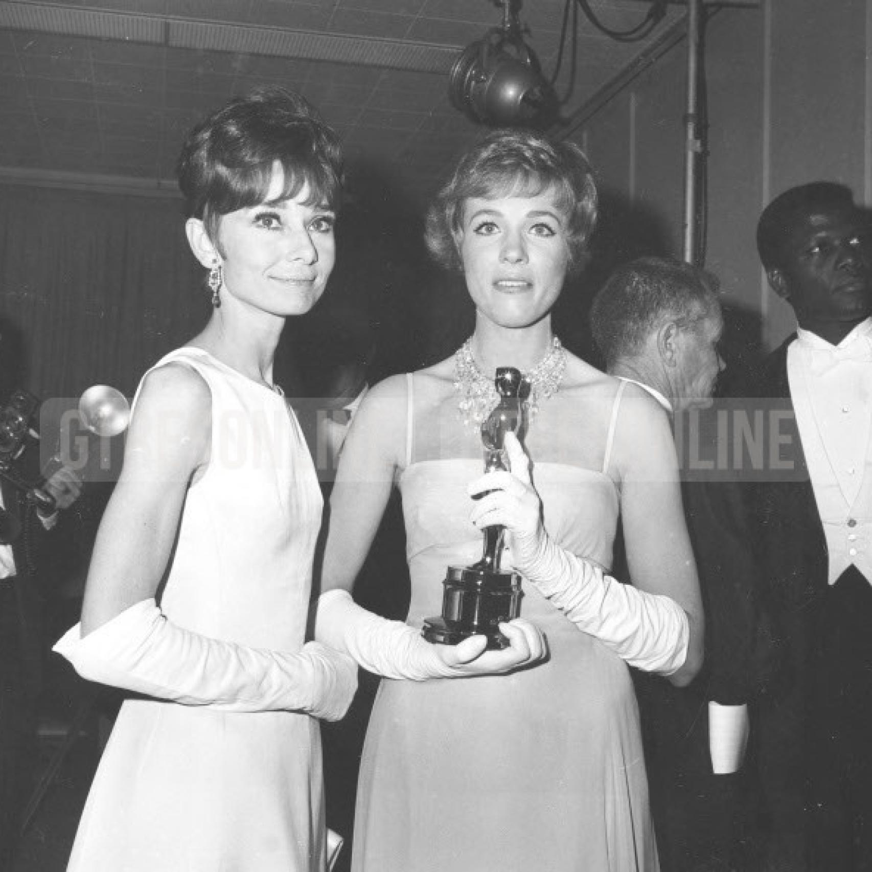 Julie Andrews y Audrey Hepburn en los Oscar de 1965