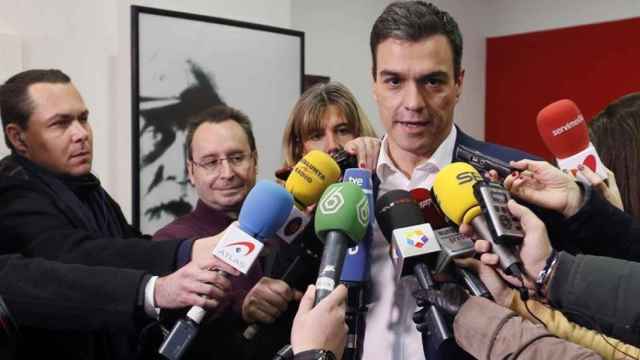Pedro Sánchez atiende a los medios tras depositar su voto en la consulta.