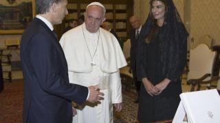 Macri, con su mujer, junto al Papa Francisco.