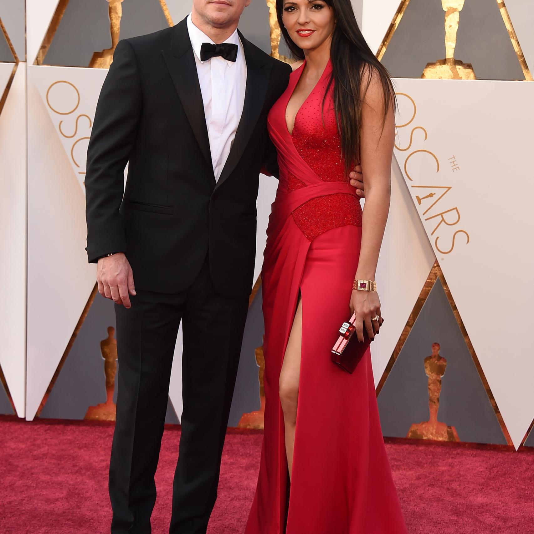 Matt Damon y su mujer Luciana Barroso con un vestido rojo con escote de vértigo y corte en la pierna