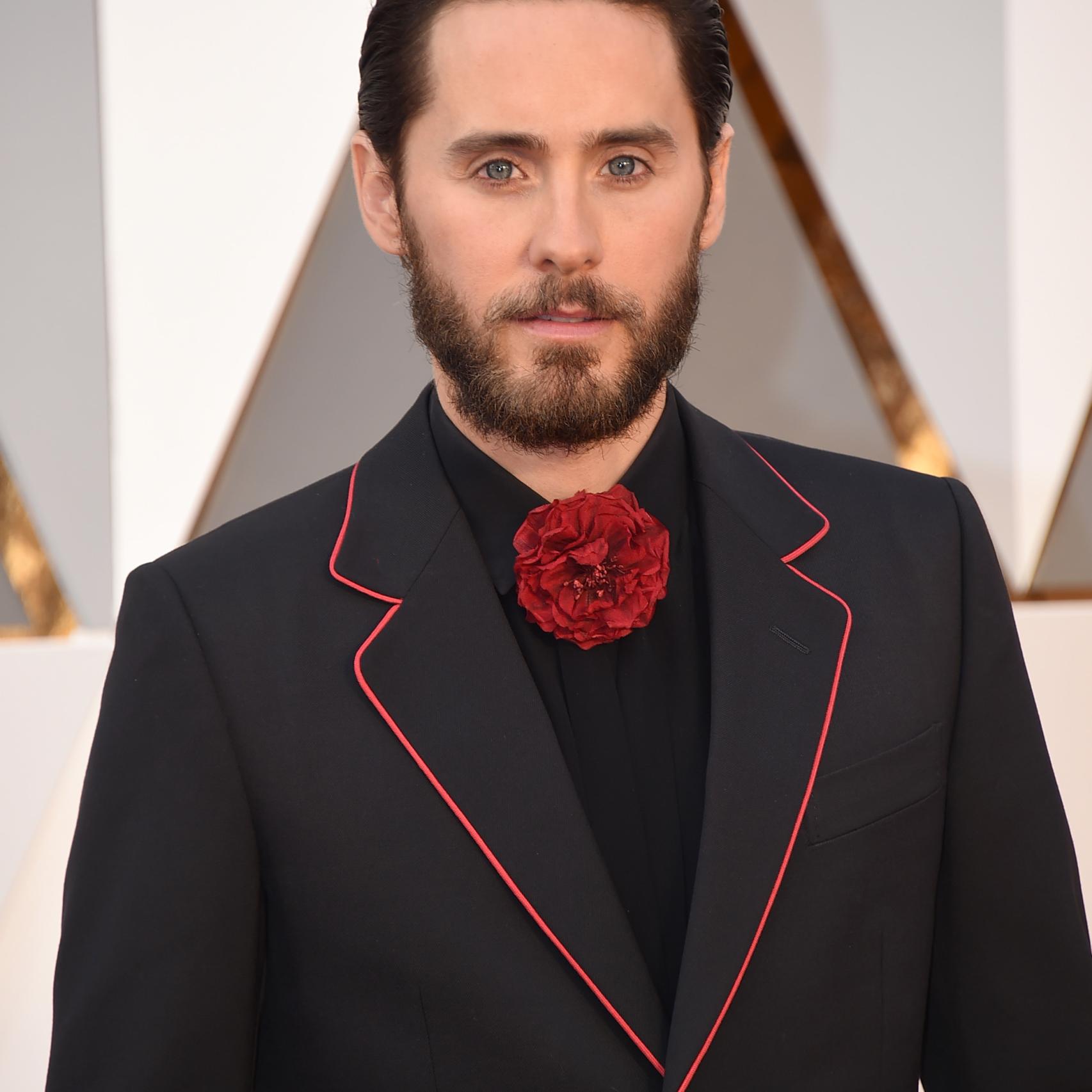 El oscarizado Jared Leto siempre arriesga. En esta ocasión un traje negro con ribete rojo inspiración flamenca de Gucci