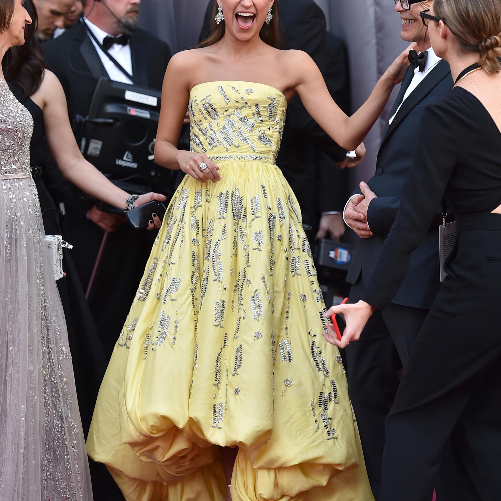 Alicia Vikander con un amarillo Louis Vuitton