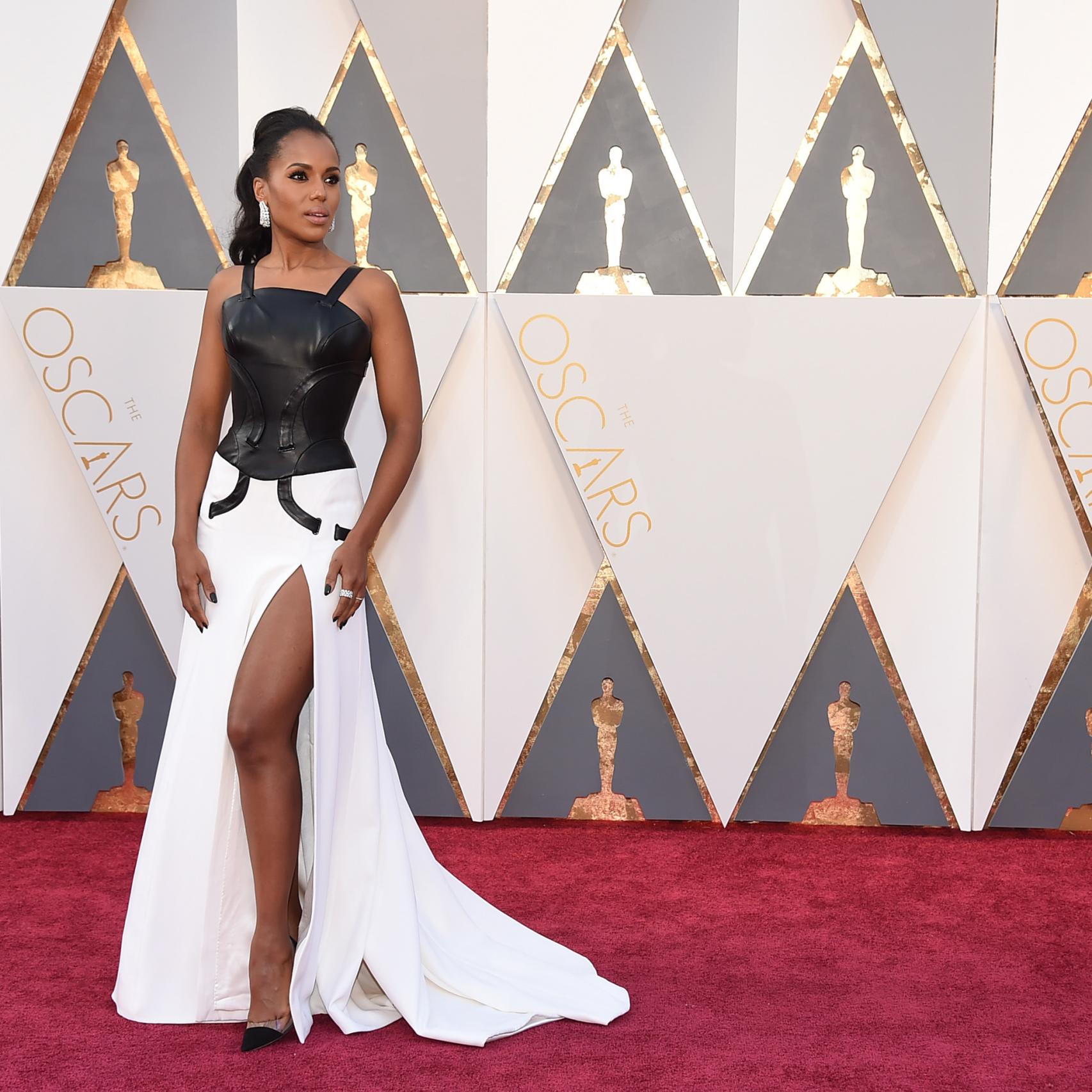 Kerry Washington con cuerpo de cuero negro y falda blanca con corte en la pierna
