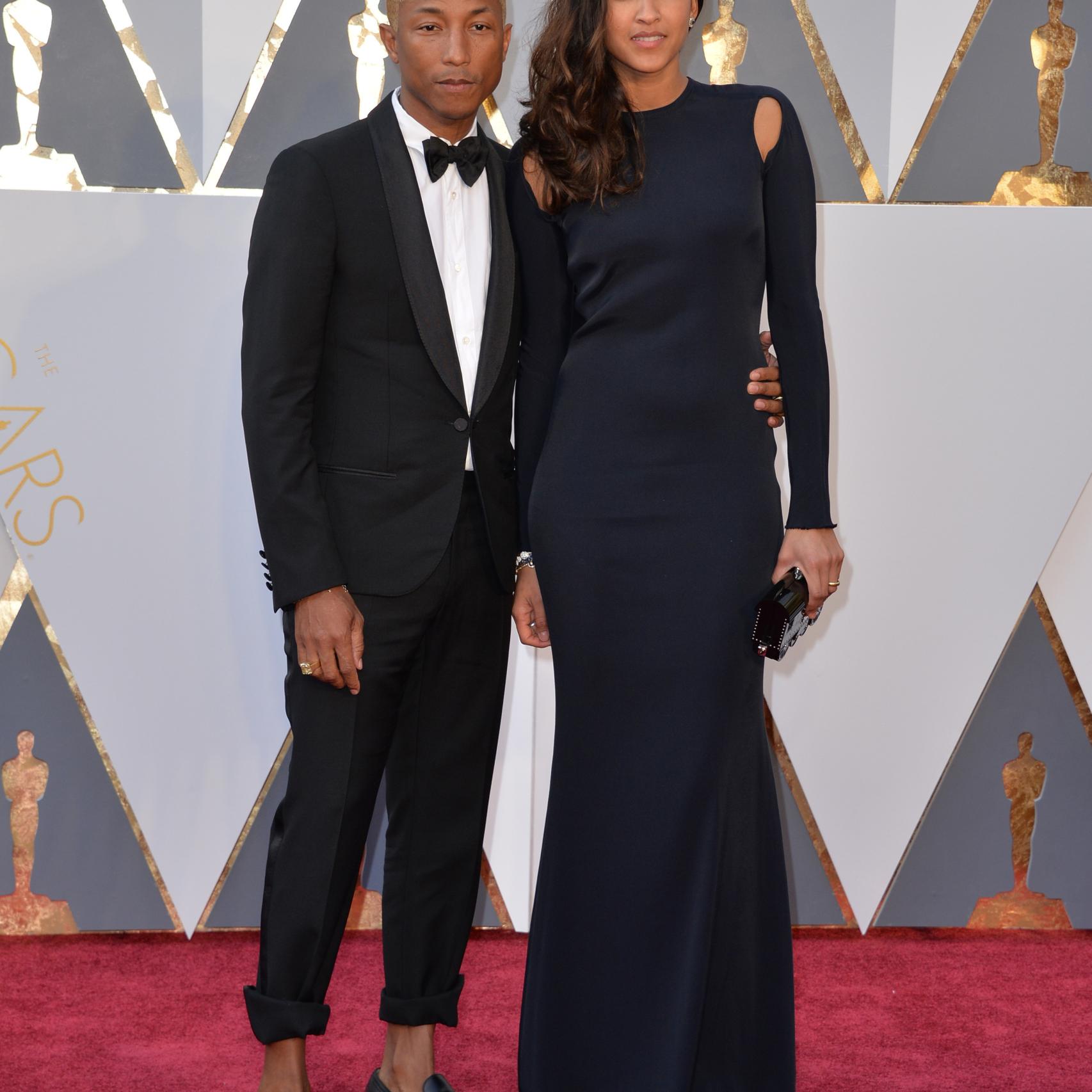 Pharrell Williams esta vez sólo se ha remangado los bajos del smoking y Helen Lasichanh