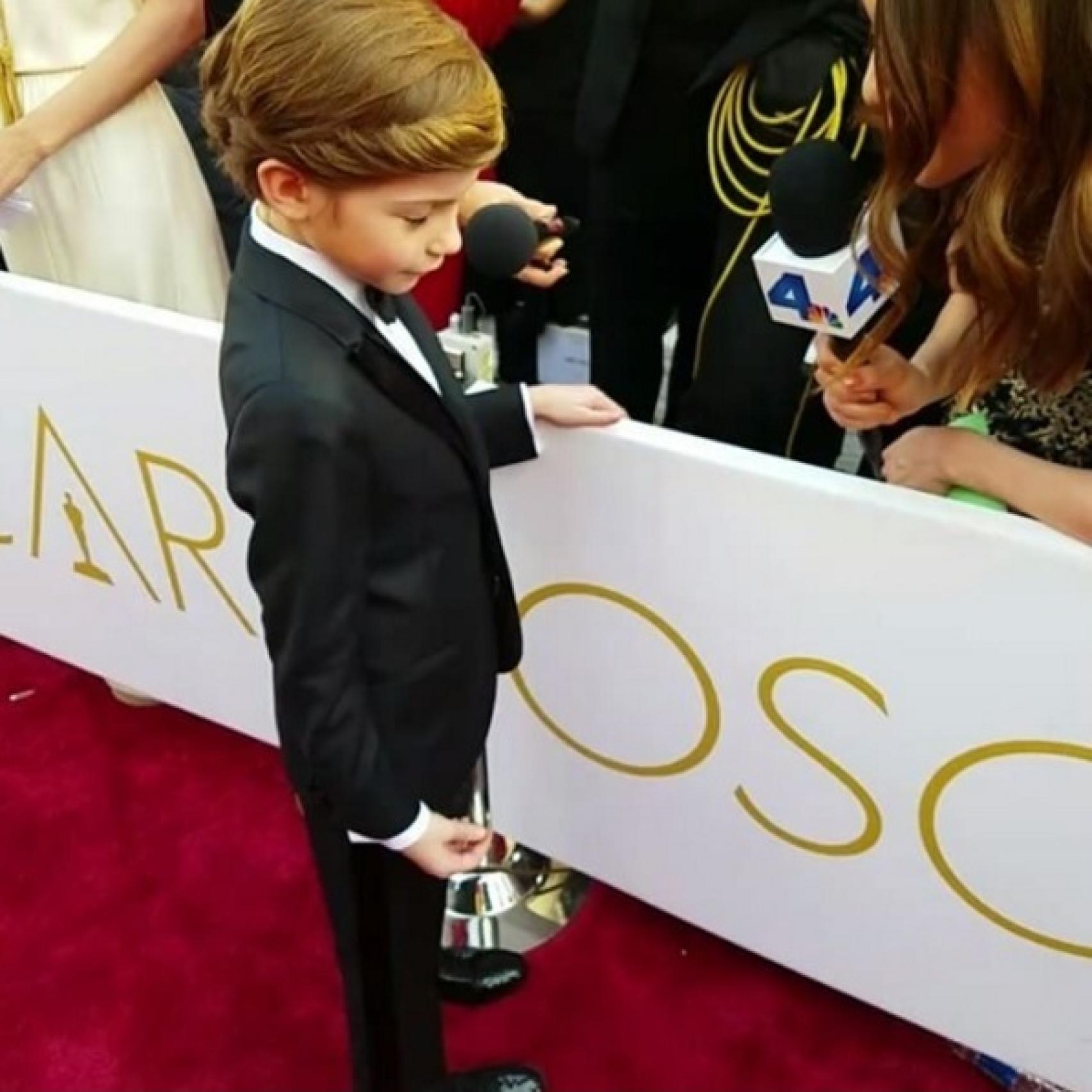 pequeños en la alfombra roja