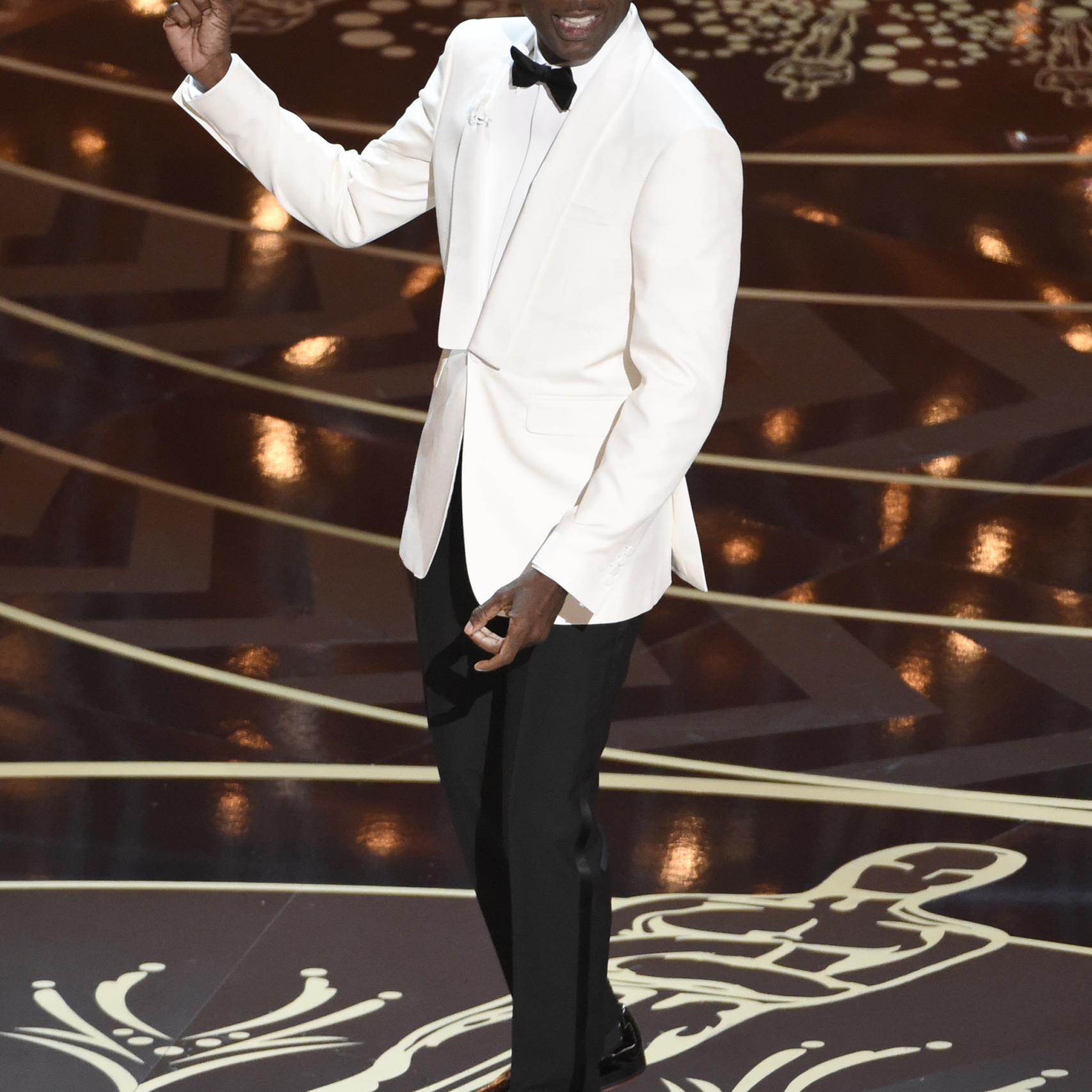 Chris Rock ha combinado un smoking blanco y negro muy favorecedor