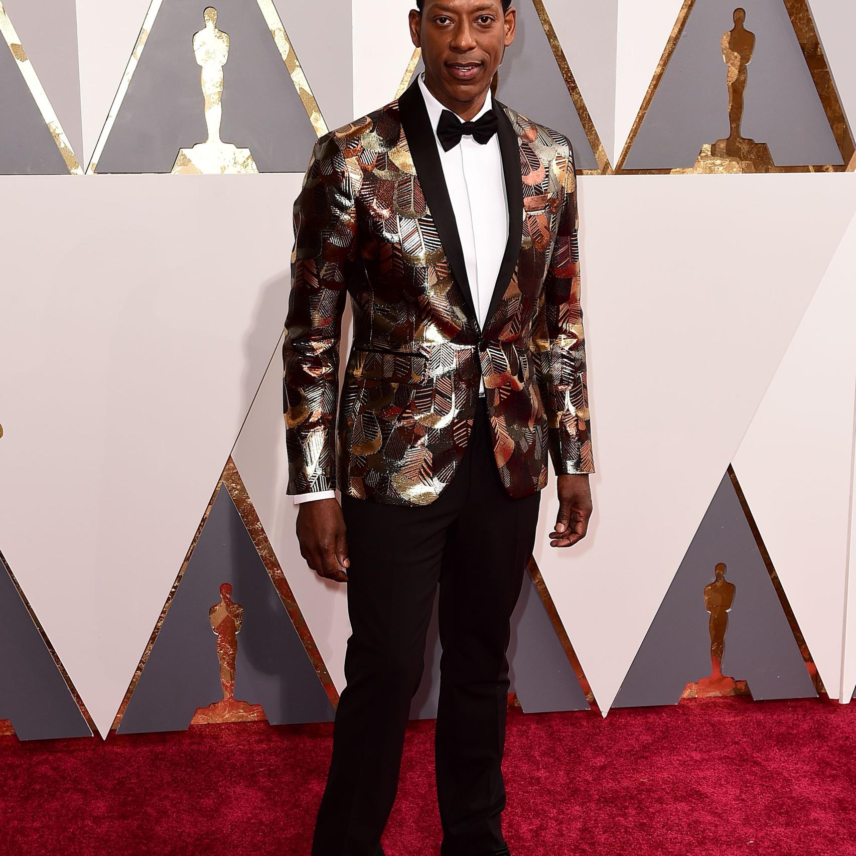 La chaqueta de Orlando Jones es demasiado excesiva, parece un disfraz