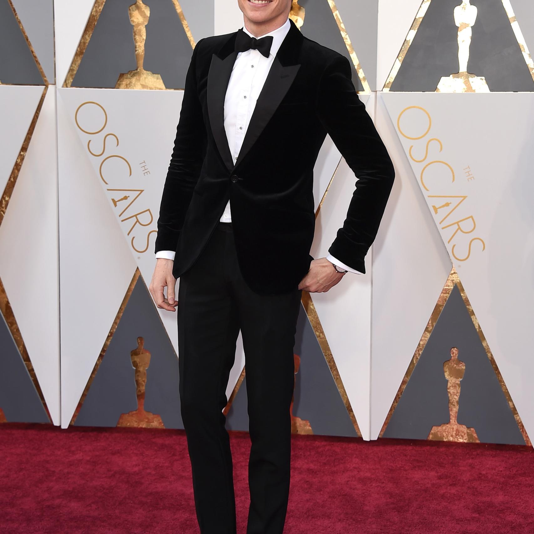 Eddie Redmayne también ha apostado por la chaqueta negra de terciopelo en el smoking
