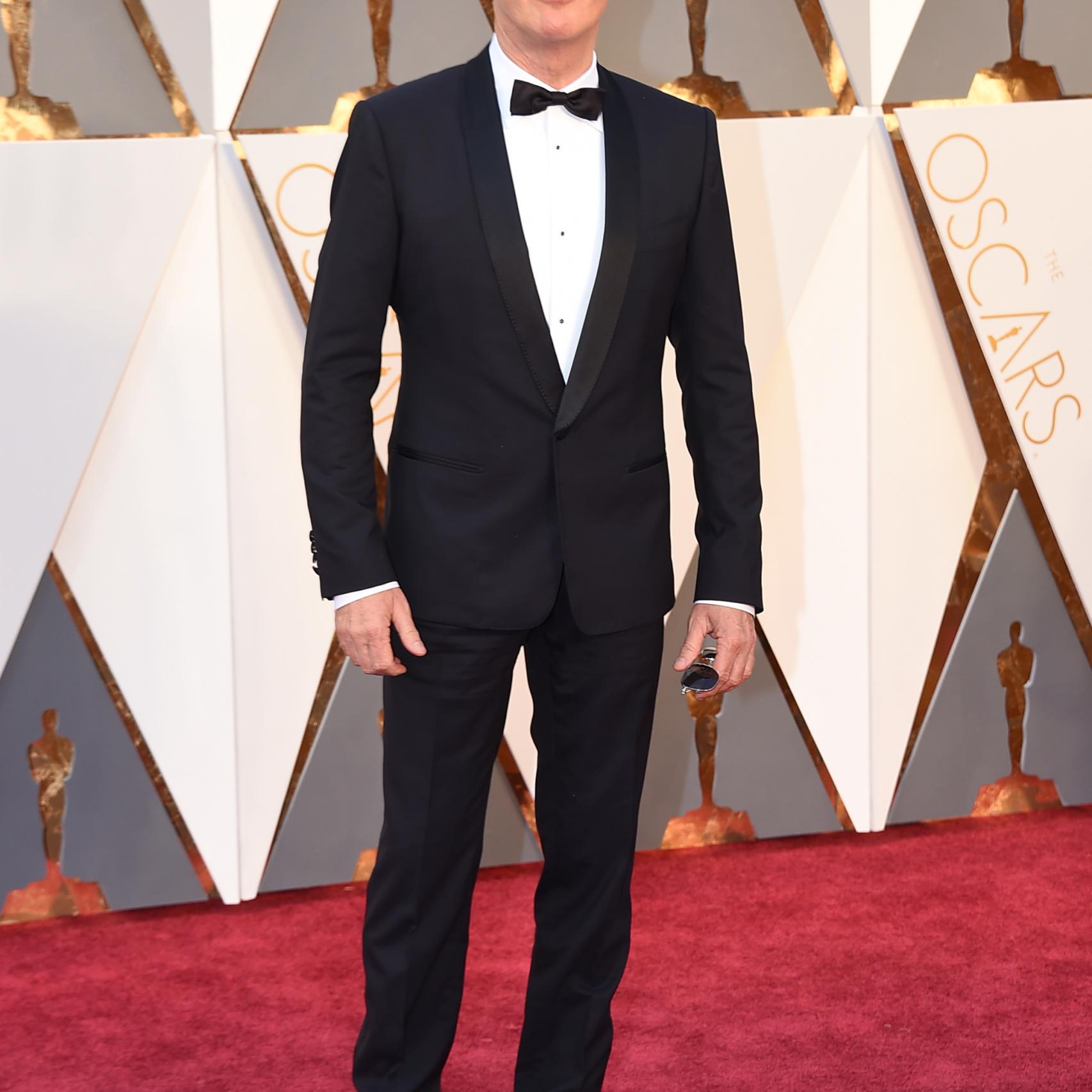 Michael Keaton a sus 64 años está estupendo y le sienta el smoking como un guante